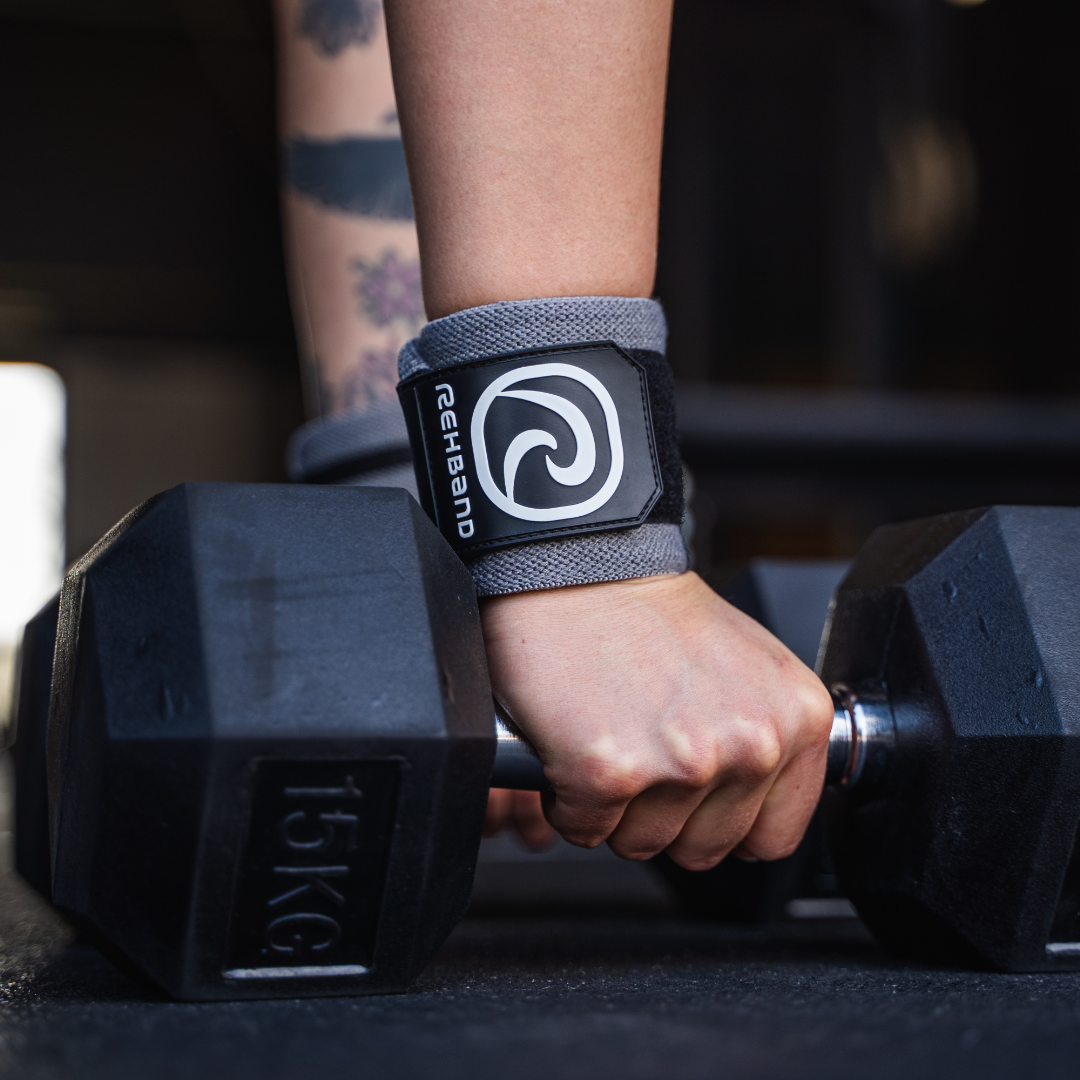 Rehband Wristwrap Grijs dumbell op grond