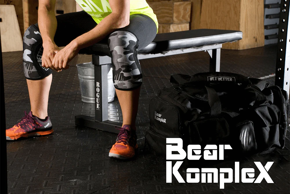 Bear komplex grijze camo knee sleeves terwijl iemand uitrust op een bankje